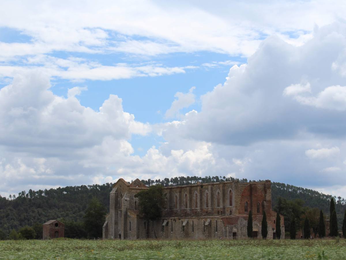САН ГАЛГАНО И ТАЙНАТА НА МЕЧА ЗАБИТ В&nbsp;СКАЛА