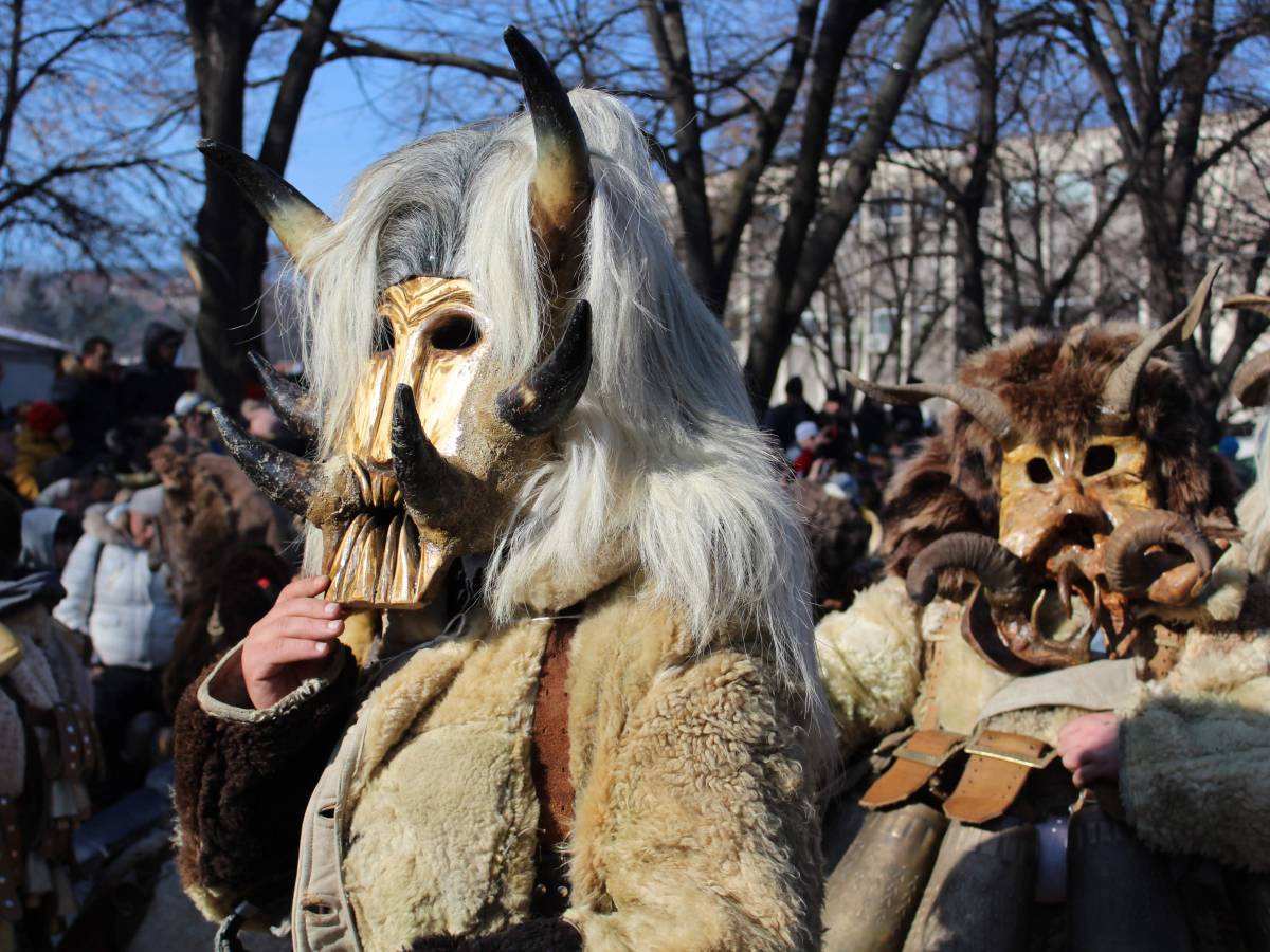 СУРВА – ЛИЦЕ В ЛИЦЕ С ДРЕВНИТЕ&nbsp;ТРАДИЦИИ