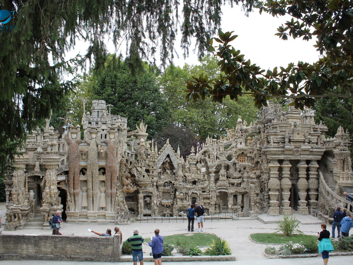ИДЕАЛНИЯТ ДВОРЕЦ (Palais&nbsp;Idéal)