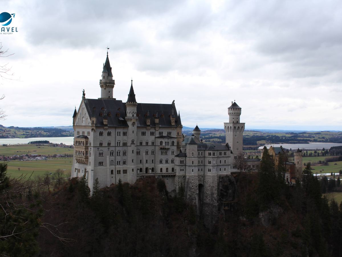 ЗАМЪКЪТ НОЙШВАНЩАЙН ПРЕЗ ЗИМАТА – КОГАТО ТЪЛПИТЕ СА НА ЛОВ ЗА КОЛЕДНИ БАЗАРИ, ЗАМЪКЪТ БЛЕСТИ КАТО СНЕЖНА&nbsp;КРАЛИЦА